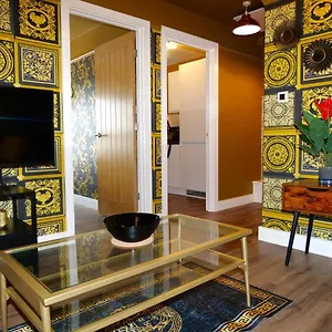 Ultra Deluxe Versace Near Sheffield Full Sky Tv Apartment